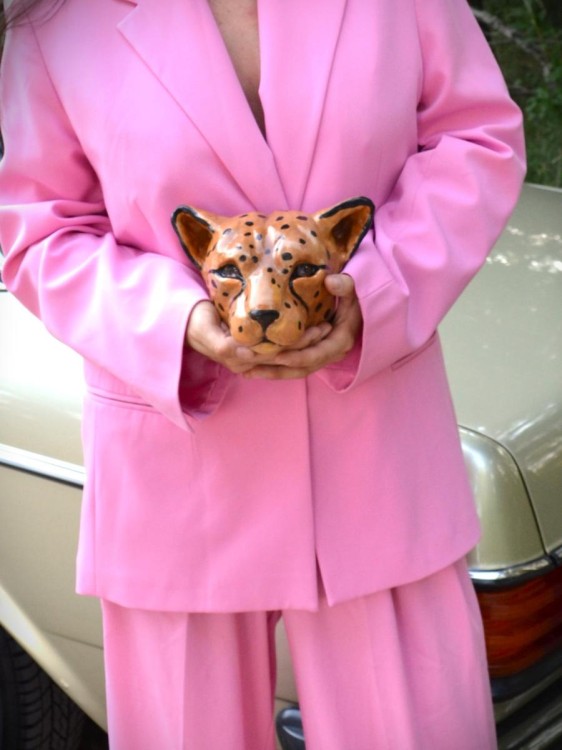 Rzeźba lampart trzymana na rękach