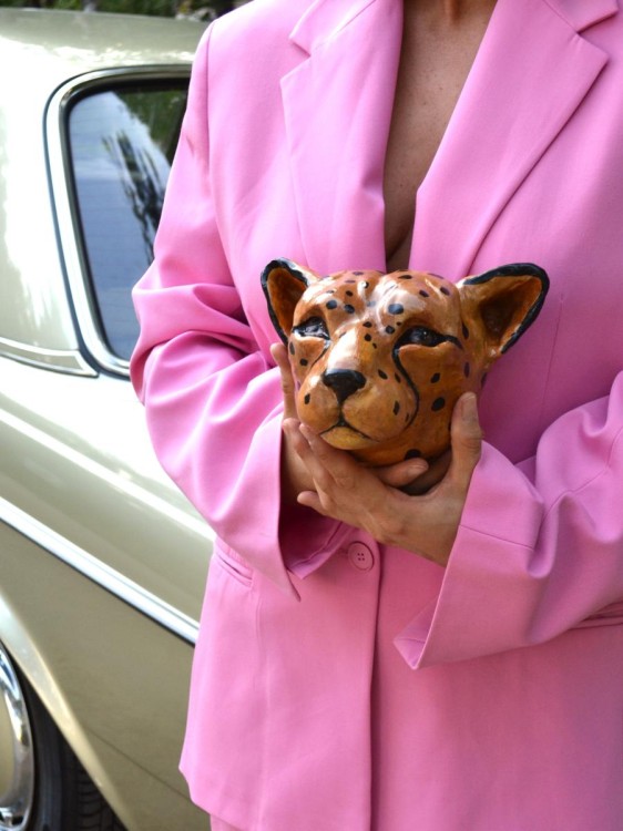 Rzeźba lampart trzymana na rękach