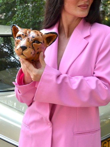 Rzeźba lampart trzymana na rękach