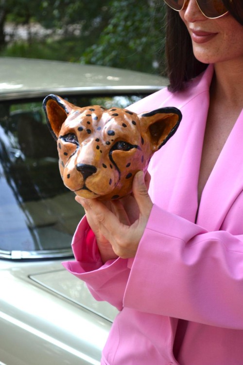 Rzeźba lampart trzymana na rękach